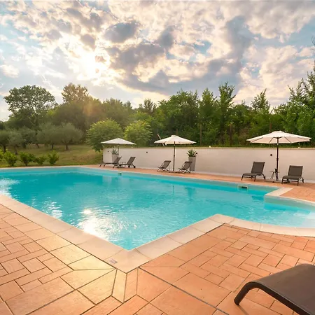 Con Piscina Apartman