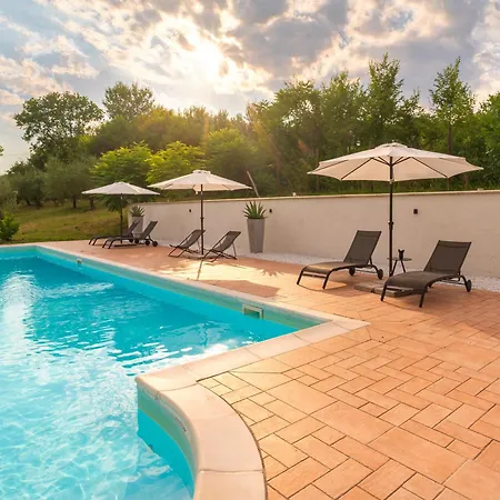 Con Piscina Apartman *