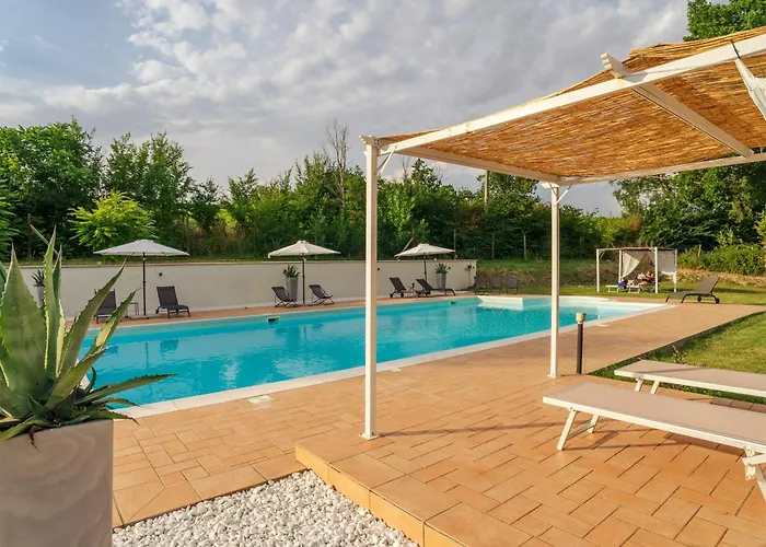 Con Piscina Apartmán